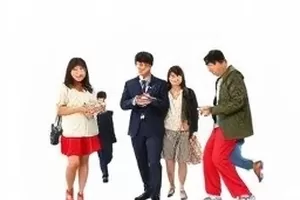 片场保温杯话题封面，片场休息区桌面物品摆放特写