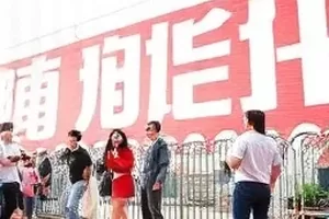后台通行证话题封面，挂绳证件特写与门禁指示灯