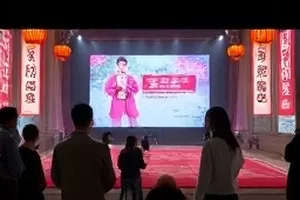 凌晨三点的通告话题封面，夜间拍摄现场灯架剪影
