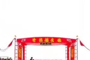 海报站位之争话题封面，群像海报局部放大与站位标注